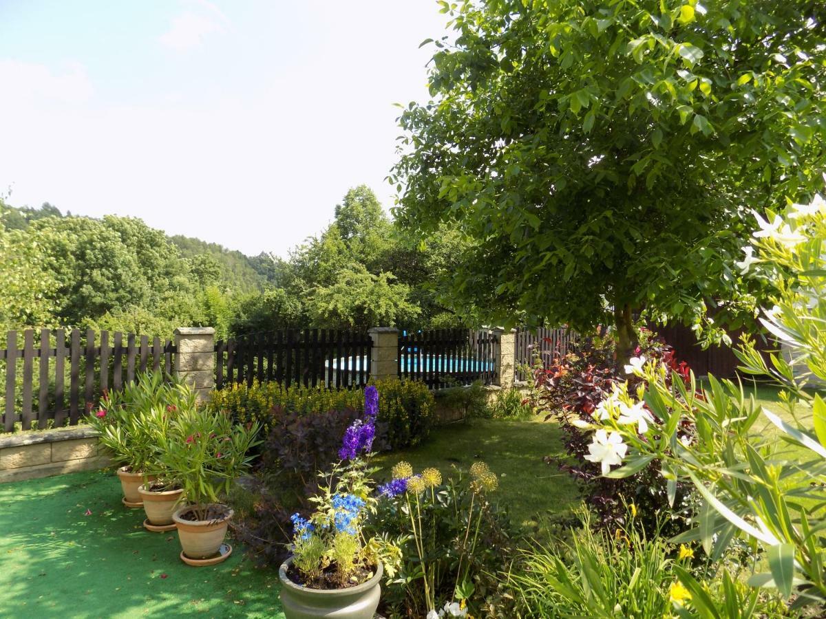 Landhaus Florian Apartment Rovensko pod Troskami ภายนอก รูปภาพ