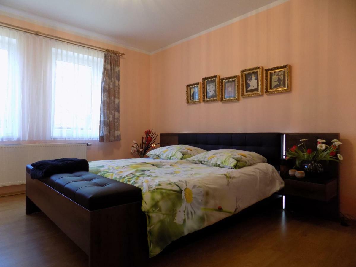 Landhaus Florian Apartment Rovensko pod Troskami ภายนอก รูปภาพ