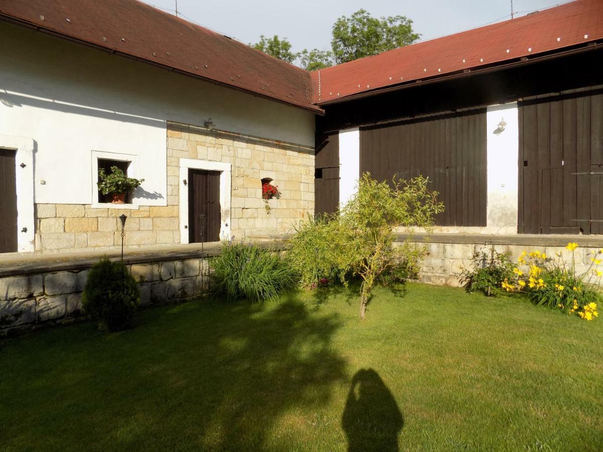 Landhaus Florian Apartment Rovensko pod Troskami ภายนอก รูปภาพ